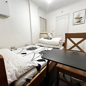Best Place In Luton-D With Private Bathroom No Kitchen Access